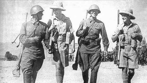 Soviet and British infantrymen walks shoulder to shoulder in Iran, 1941 - Sputnik International
