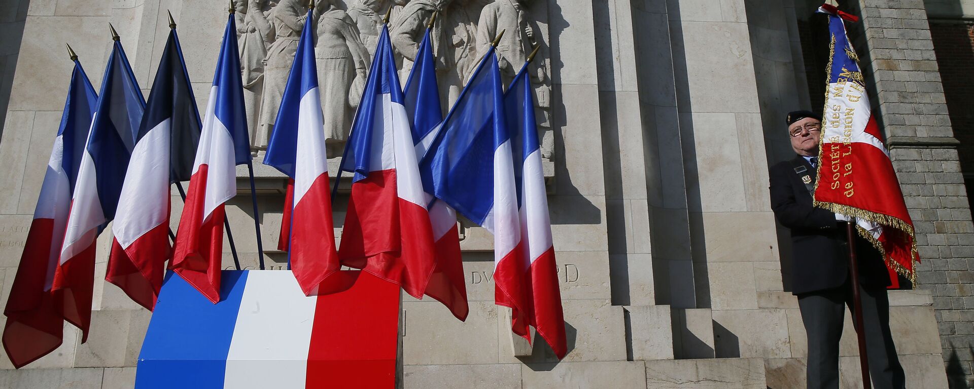 A veteran holds a French flag before a ceremony at a WWI and WWII monument in Lille, northern France, Friday May 8, 2020 - Sputnik International, 1920, 16.09.2021
