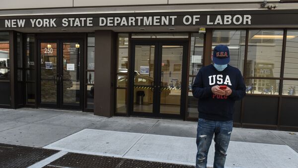 Luis Mora stands in front of the closed offices of the New York State Department of Labor on May 7, 2020 in the Brooklyn borough in New York City - Sputnik International