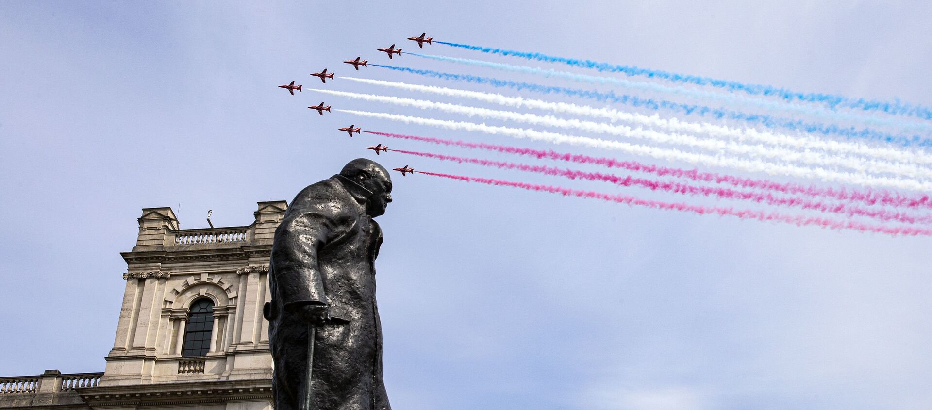 In a handout picture released by the British Ministry of Defence (MOD) on May 8, 2020, the Royal Air Force Red Arrows fly over the statue of Sir Winston Churchill to mark the 75th anniversary of VE Day (Victory in Europe Day), the end of the Second World War in Europe, in central London - Sputnik International, 1920, 03.06.2020