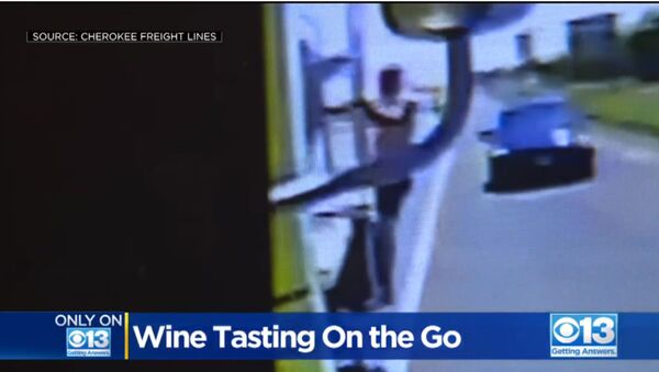 Grape Theft Auto: Dashcam Captures California Man Chugging Wine From Moving Big Rig - Sputnik International