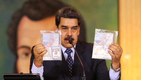 Personal documents are shown by Venezuela's President Nicolas Maduro during a virtual news conference in Caracas, Venezuela May 6, 2020. - Sputnik International