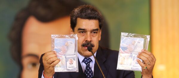 Personal documents are shown by Venezuela's President Nicolas Maduro during a virtual news conference in Caracas, Venezuela May 6, 2020. - Sputnik International