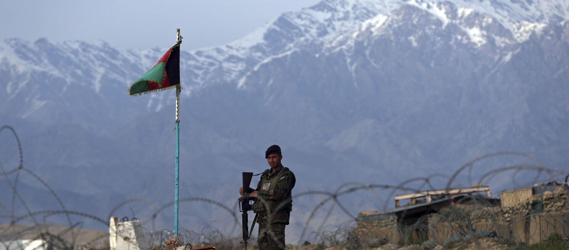 An Afghan National Army soldier stands guard at a checkpoint near the Bagram base north of Kabul, Afghanistan, Wednesday, April 8, 2020. An Afghan official said Wednesday that the country has released 100 Taliban prisoners from Bagram, claiming they are part of 5,000 detainees who are to be freed under a deal between insurgents and U.S. But the Taliban says they have yet to verify those released were on the list they had handed over to Washington during negotiations. - Sputnik International, 1920, 22.07.2021