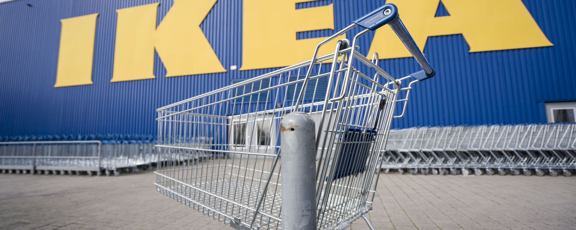 Until further notice, the branch of the furniture chain Ikea at the location of the company's German headquarters in Wallau near Wiesbaden is closed, in front of which an empty shopping trolley is standing, Germany, Tuesday, March 17, 2020. - Sputnik International, 1920, 08.04.2023