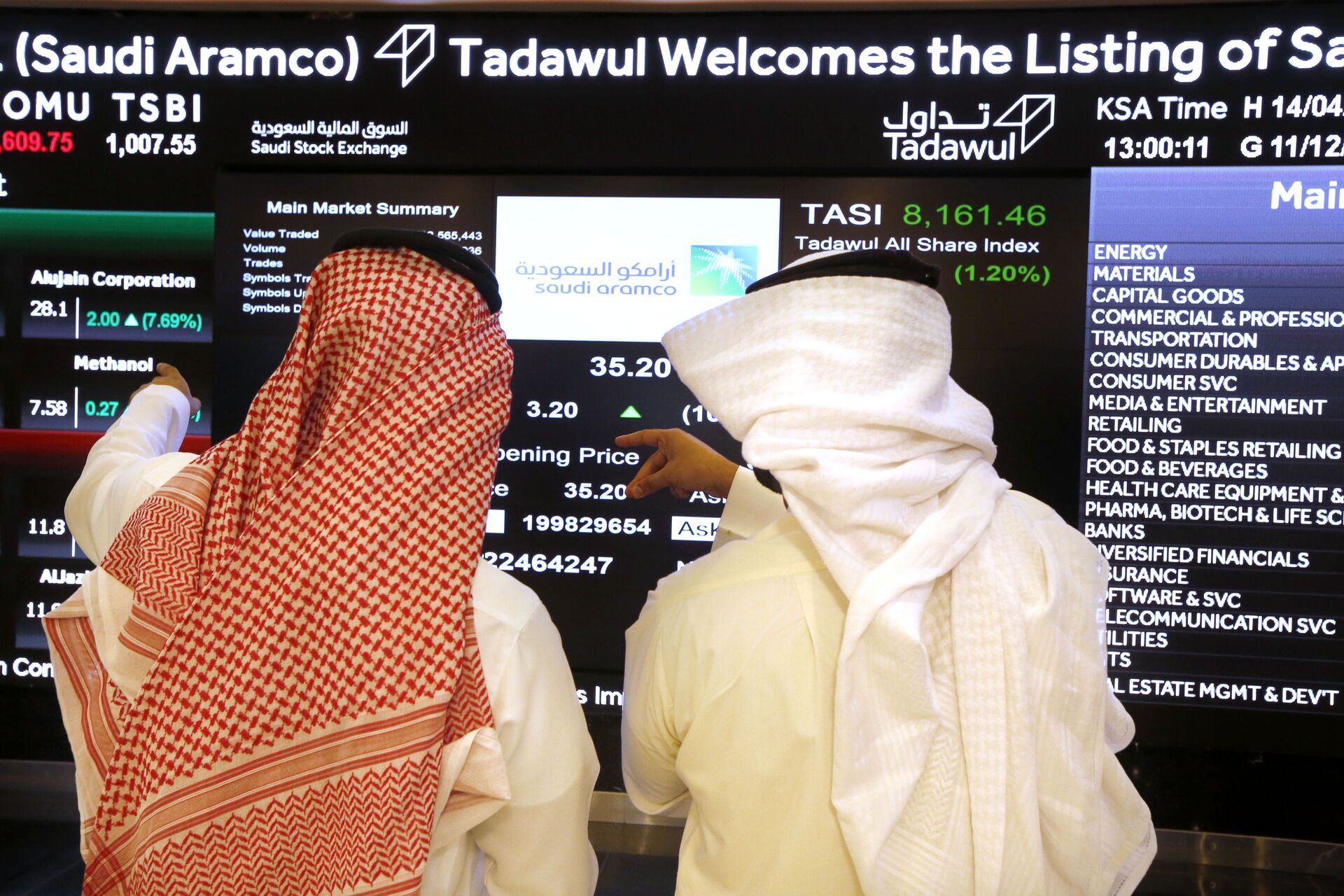Saudi stock market officials watch the market screen displaying Saudi Arabia's state-owned oil company Aramco after the debut of Aramco's initial public offering (IPO) on the Riyadh's stock market in Riyadh, Saudi Arabia, Wednesday, Dec. 11, 2019 - Sputnik International, 1920, 07.09.2021