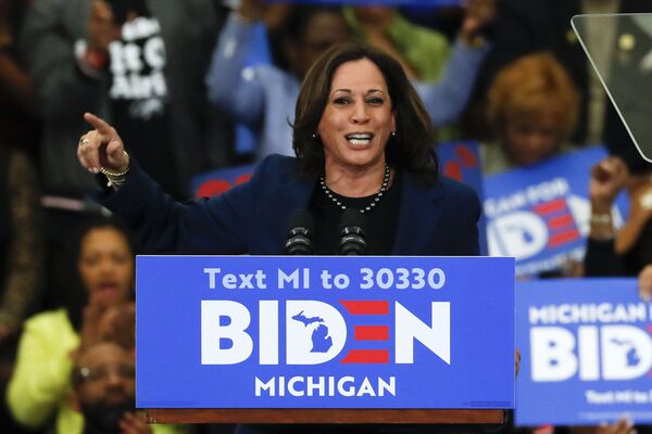 Chalk and Cheese: Why Pence-Harris Vice Presidential Debate Will Be Like No Other Chalk and Cheese: Why Pence-Harris Vice Presidential Debate Will Be Like No Other - Sputnik International