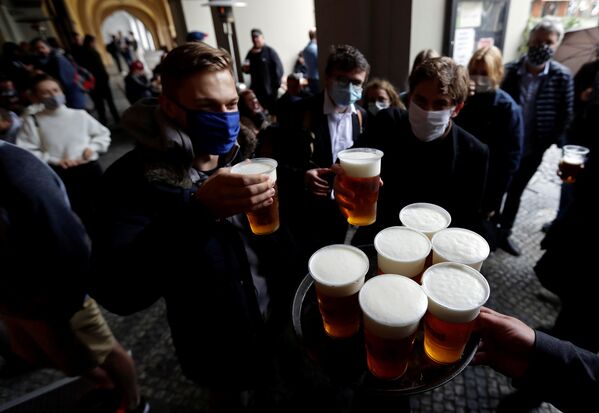 Beer is served to customers outside a pub, as the Czech government has lifted more restrictions, allowing restaurants with outdoor areas to re-open in the wake of the coronavirus disease (COVID-19) outbreak, in Prague, Czech Republic, 11 May 2020.   - Sputnik International