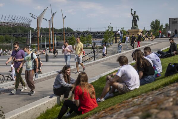 Warsaw residents crowdly gather on the bank of the Vistula River to enjoy the warm weather, despite the still uncontrolled pandemic of the new coronavirus COVID-19 and the restrictions and recommendations of social distancing, in Warsaw on May 10, 2020.  - Sputnik International