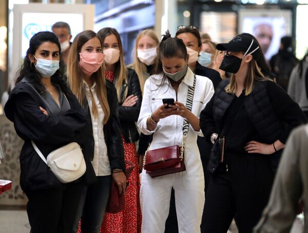 People wearing protective face masks wait to enter a Cap 3000 department store in Saint Laurent du Var near Nice as France softens its strict lockdown rules during the outbreak of the coronavirus disease (COVID-19) in France, May 2020. - Sputnik International