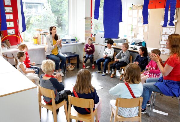 Children listen to the explanations of teacher Angela Melad on how to wash their hands at the KiGa Hutten kindergarten during the first day back as Switzerland eases the lockdown measures during the coronavirus disease (COVID-19) outbreak in Zurich, Switzerland 11 May 2020. - Sputnik International