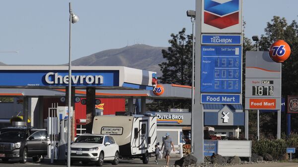 Petrol prices have fallen below £1 in UK and below US$2 in the United States - Sputnik International