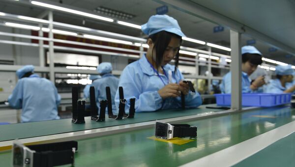 This picture taken on April 22, 2015 shows Chinese workers assembling a cheaper local alternative to the Apple Watch in a factory producing thousands every day in Shenzhen, in southern China's Guangdong province - Sputnik International