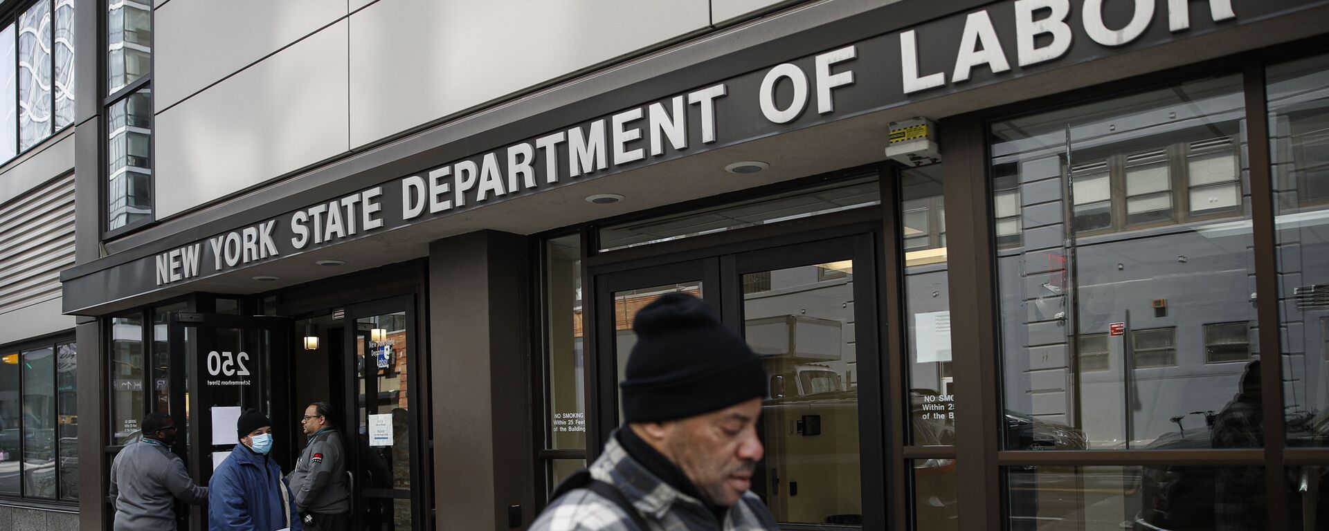 In this March 18, 2020 file photo, visitors to the Department of Labor are turned away at the door by personnel due to closures over coronavirus concerns in New York - Sputnik International, 1920, 08.03.2024