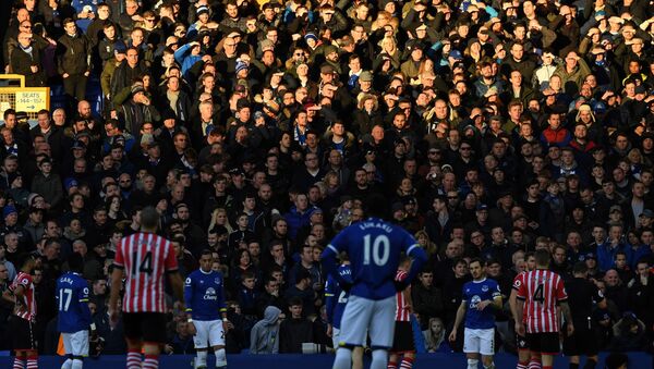 n this file photo taken on January 02, 2017 Fans shield their eyes from the Sun during the English Premier League football match between Everton and Southampton at Goodison Park in Liverpool, north west England.  - Sputnik International