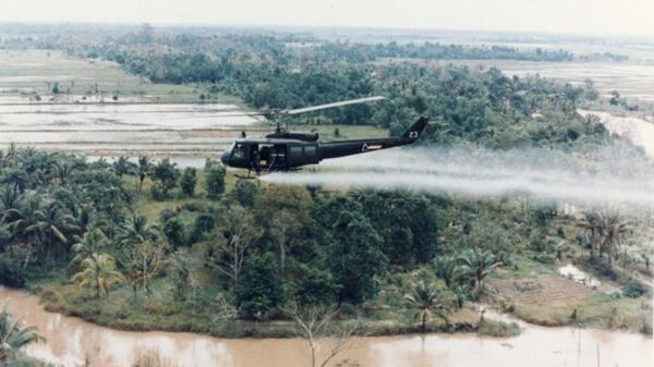 U.S. Huey helicopter spraying Agent Orange over Vietnam - Sputnik International