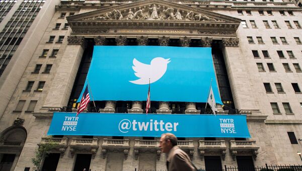 Twitter logo on the front of the New York Stock Exchange - Sputnik International