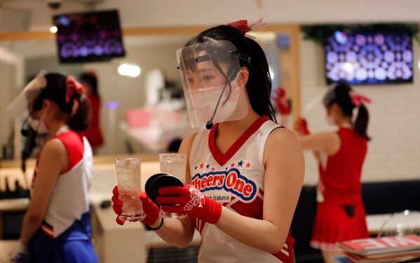 Tokyo Cheerleader Pub Reopens to Cheering Visitors - Sputnik International