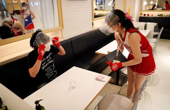 Tokyo Cheerleader Pub Reopens to Cheering Visitors - Sputnik International