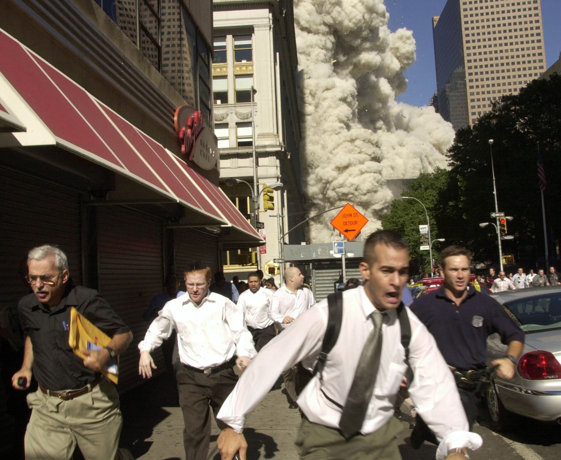 People run from the collapse of one of the twin towers of New York's World Trade Center in this Sept. 11, 2001 - Sputnik International, 1920, 11.09.2021