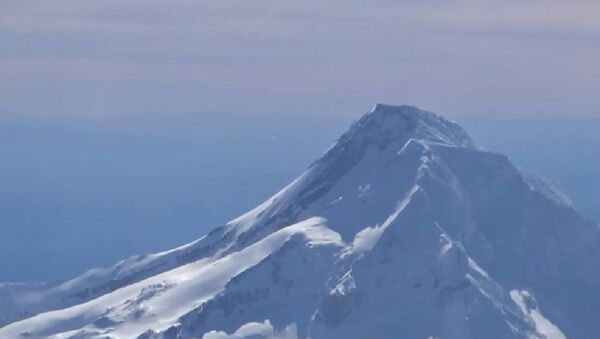 UFO entering Mount Hood caught on video by an airplane Pilot - Sputnik International