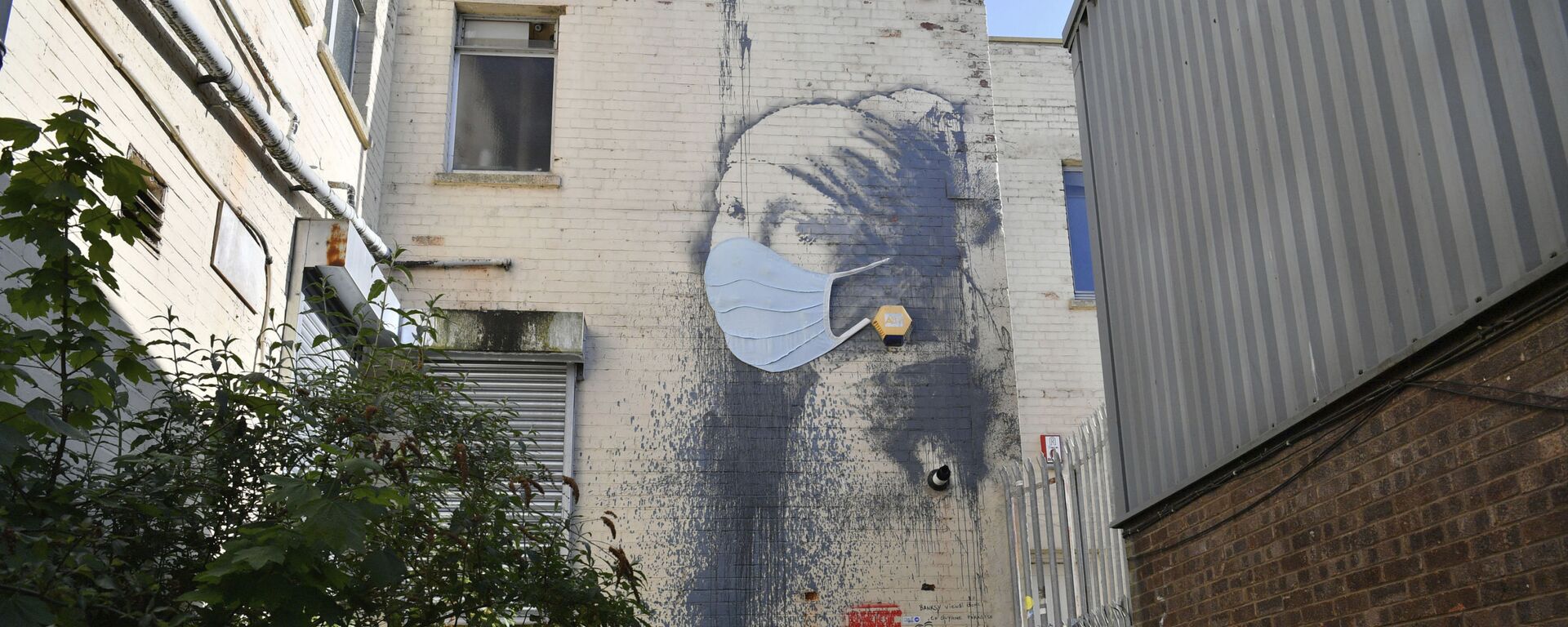 Banksy's Girl with a Pierced Eardrum mural has been given a face mask in a nod to the coronavirus pandemic as the UK continues in lockdown to help curb the spread of the coronavirus, in Bristol, England, Wednesday April 22, 2020 - Sputnik International, 1920