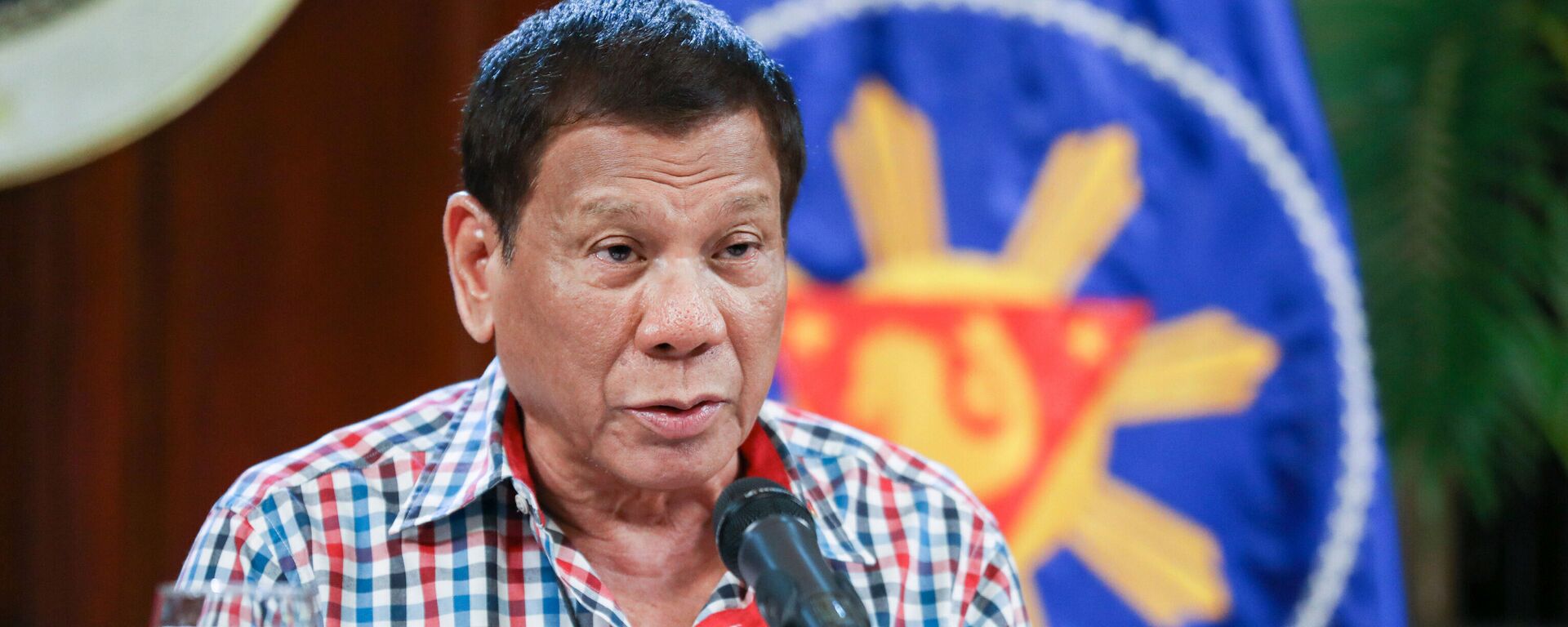 In this April 16, 2020, photo provided by the Malacanang Presidential Photographers Division, Philippine President Rodrigo Duterte speaks to the nation about the government's efforts to prevent the spread of the coronavirus that causes the COVID-19 disease during a televised address from Malacanang palace in Manila, Philippines - Sputnik International, 1920, 12.10.2021