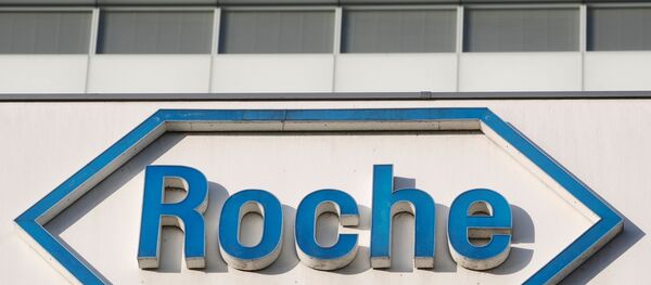 The logo of Swiss drugmaker Roche at its headquarters in Basel, Switzerland, January 30, 2020. REUTERS/Arnd Wiegmann/File Photo - Sputnik International