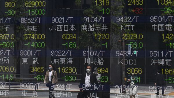 Pedestrians are seen reflected in a quotation board displaying stock prices on the Tokyo Stock Exchange in Tokyo on May 7, 2020 - Sputnik International