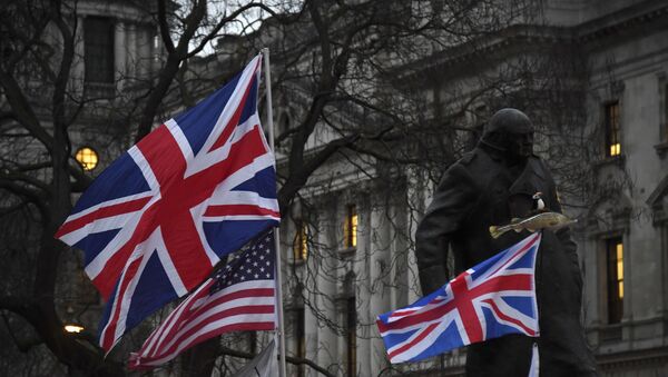 Brexit supporters hold British and US flags in front of the Statue of Winston Churchill during a rally in London, Friday, Jan. 31, 2020 - Sputnik International