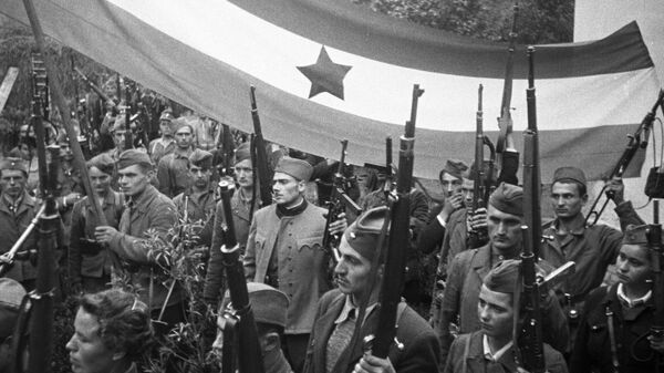 Yugoslav guerrillas carrying a banner - Sputnik International