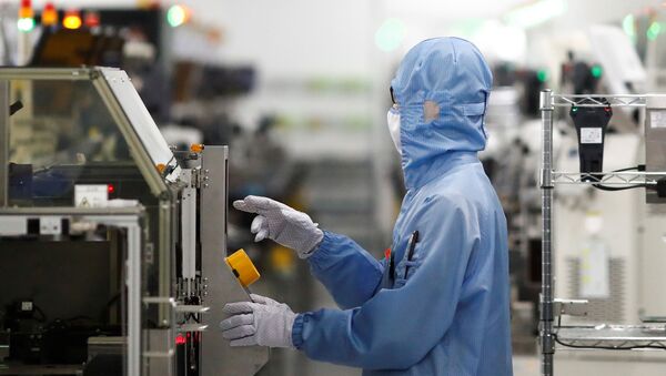 An employee works at a factory of Renesas Semiconductor Co. during a government organised tour of the facility following the outbreak of the coronavirus disease (COVID-19), in Beijing, China May 14, 2020. - Sputnik International