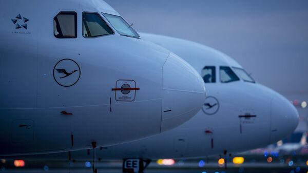 Aircraft of German Lufthansa airline are parked at the airport in Frankfurt, Germany, Monday, May 4, 2020 - Sputnik International