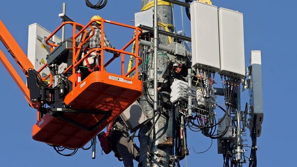 FILE PHOTO: A contract crew from Verizon installs 5G telecommunications equipment on a tower in Orem, Utah, U.S. 3 December 2019. - Sputnik International