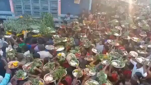 Hundreds of people with no regard for masks or social distancing gather for a village temple fair at Ramanagara district - Sputnik International
