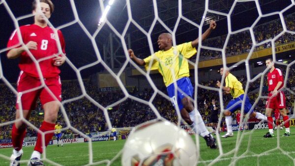 The ball goes into the net as Brazil's forward Edilson (20) and  forward Ronaldo (2nd-L) celebrate during  the Brazil-Turkey semi-final match of the FIFA 2002 World Cup Korea Japan 26 June, 2002, in Saitama, Japan - Sputnik International