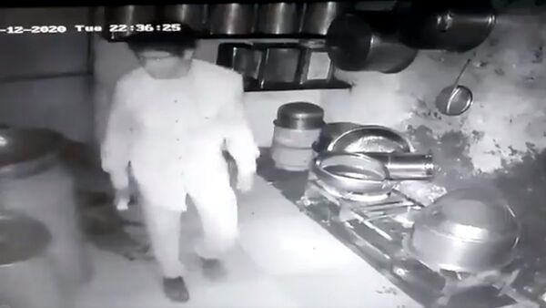  A group of five men breaks into an eatery in Gujarat's Junagadh town; cooks rice, potato curry to eat, leaves without stealing anything - Sputnik International