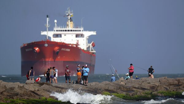 An oil tanker looms over fishermen in Texas - Sputnik International