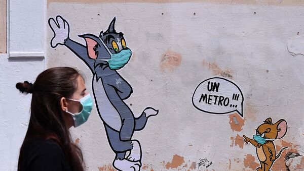 A woman wearing a face mask passes by a mural featuring William Hanna and Joseph Barbera' s characters Tom & Jerry mentioning the safe distance to be held from each other - One meter - in Rome, Friday, May 15, 2020 - Sputnik International