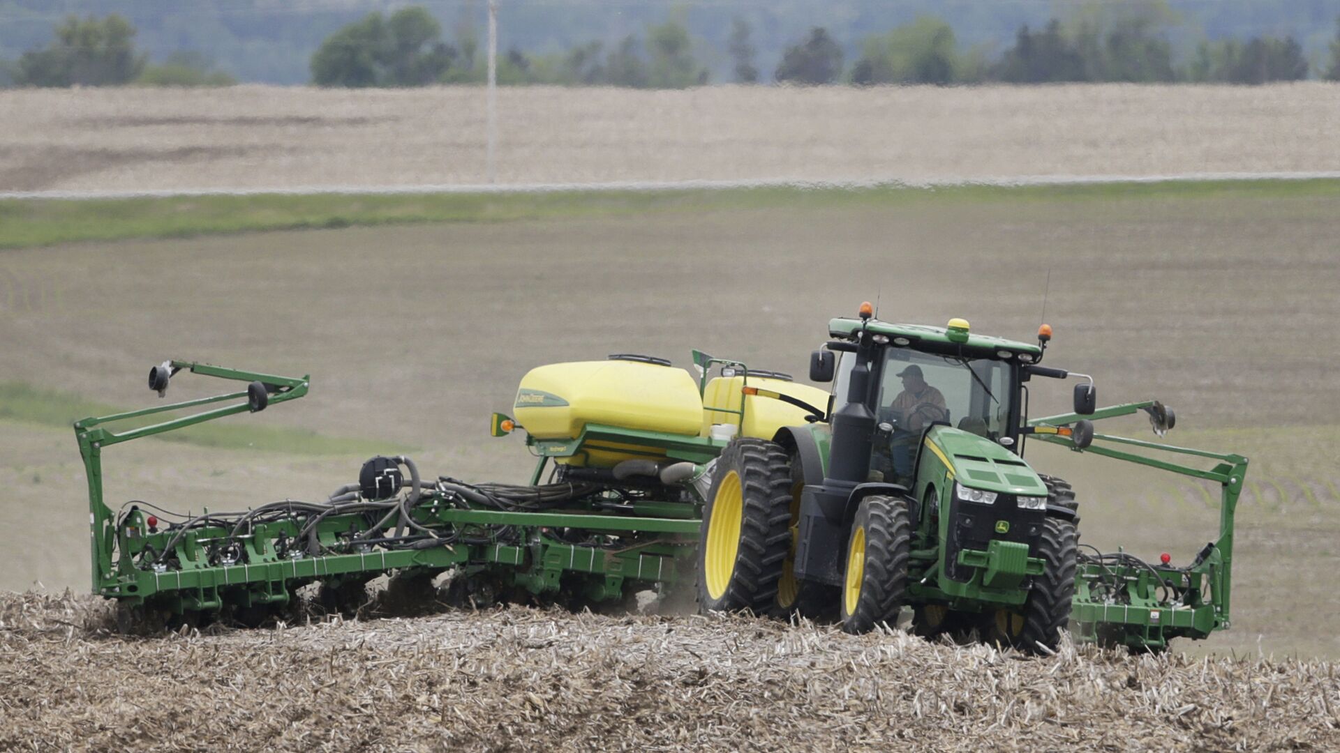 Farmer in a field in Springfield, Nebraska Farmer in a field in Springfield, Nebraska - Sputnik International, 1920, 29.04.2021