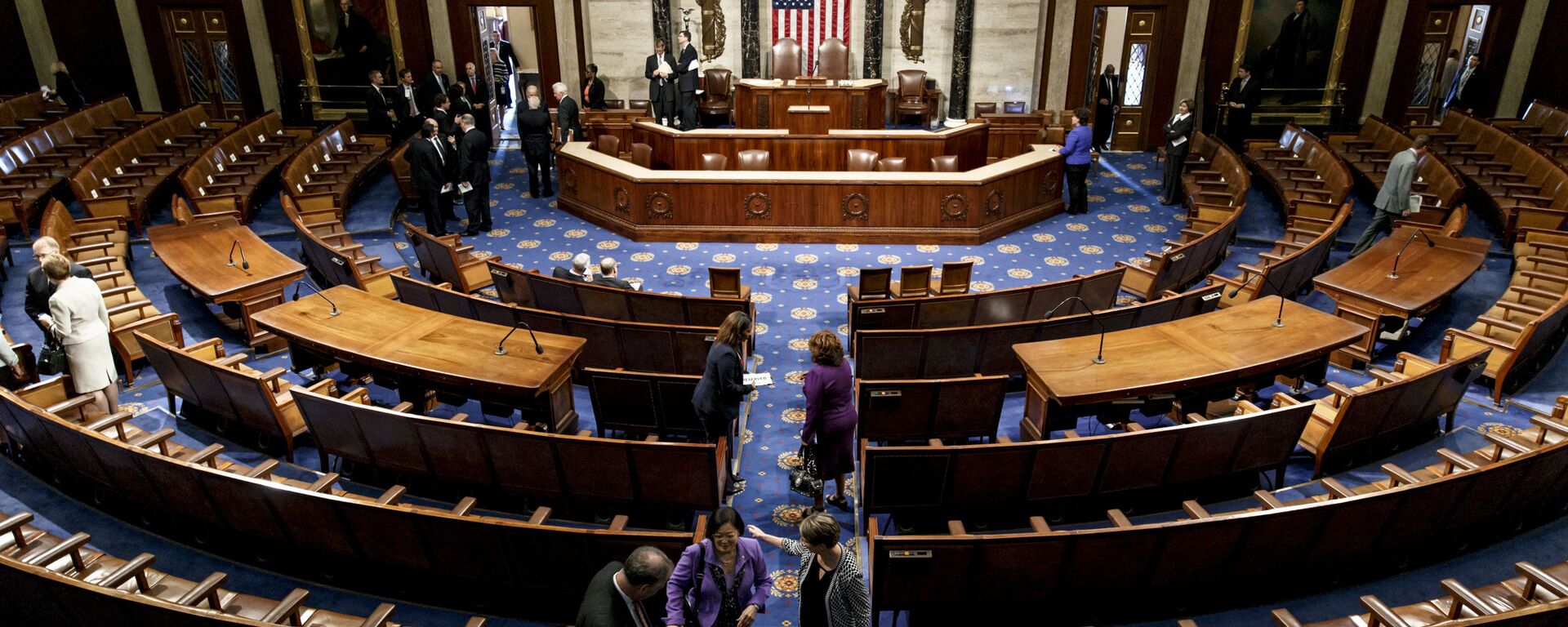 The chamber of the House of Representatives empties following a joint meeting of Congress, at the Capitol in Washington, Thursday, Sept. 18, 2014, with visiting Ukranian President Petro Poroshenko. The House and Senate are wrapping up business and heading to their home states for the weeks leading up to the midterm elections - Sputnik International, 1920, 26.10.2022