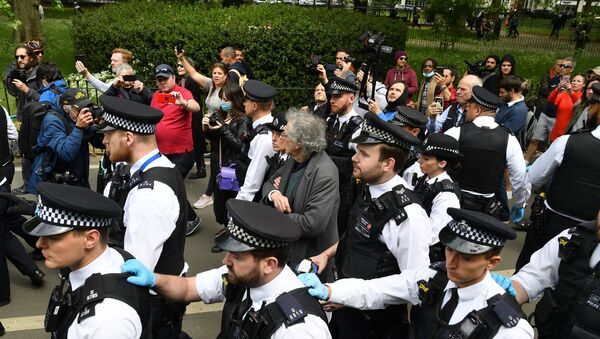 Piers Corbyn (C), brother of former Labour Party leader Jeremy Corbyn, is arrested by police officers at an anti-coronavirus lockdown demonstration in Hyde Park in London on May 16, 2020, following an easing of lockdown rules in England during the novel coronavirus COVID-19 pandemic.  - Sputnik International
