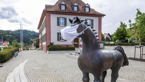 The sculpture Grosses Ross by Franz Gutmann stands in front of the town hall of the municipality of Munstertal, wearing a face mask, Sunday May 3, 2020 - Sputnik International
