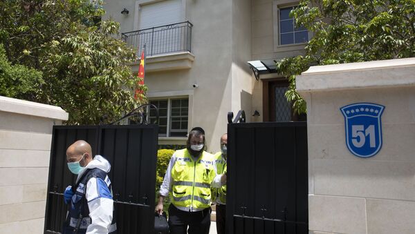 Israeli police officers exit the residence of the Chinese ambassador, in the central Israeli city of Herzliya - Sputnik International