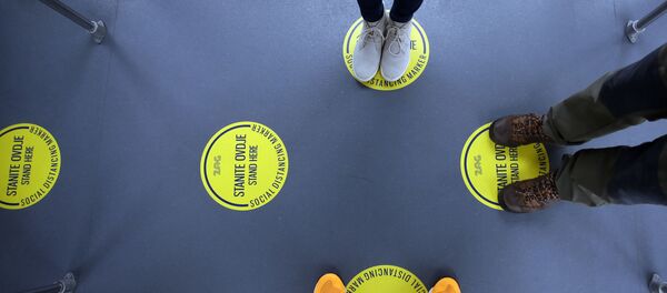 Пассажиры соблюдают социальную дистанцию в автобусе международного аэропорта Загреба, Хорватия - Sputnik International