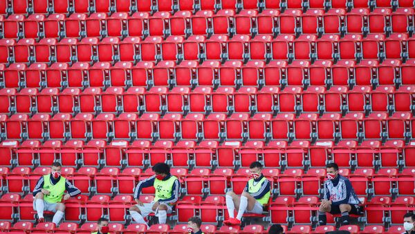 Футболисты на трибунах соблюдают социальную дистанцию во время матча «ФК Юнион Берлин» - «Бавария» в Берлине, Германия - Sputnik International