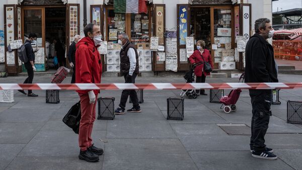 Люди соблюдают социальную дистанцию в очереди на продовольственном рыке Porta Palazzo в Турине, Италия - Sputnik International