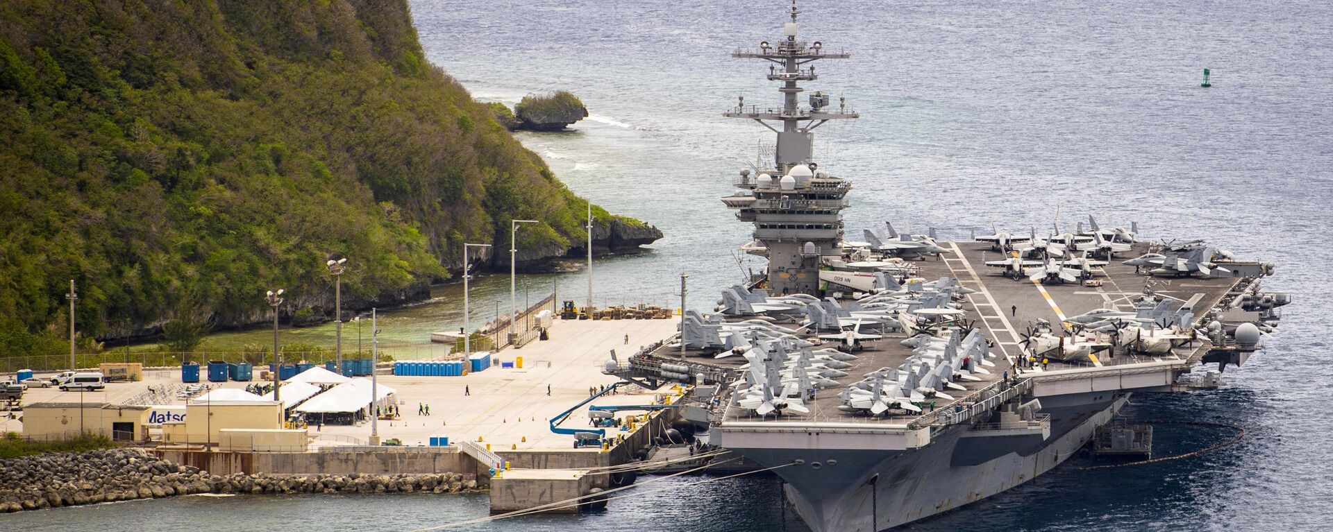 The aircraft carrier USS Theodore Roosevelt (CVN 71) is moored pier side at Naval Base Guam May 15, 2020. Theodore Roosevelt's COVID-negative crew returned from quarantine beginning on April 29 and is making preparations to return to sea to continue their scheduled deployment to the Indo-Pacific. - Sputnik International, 1920, 30.11.2021