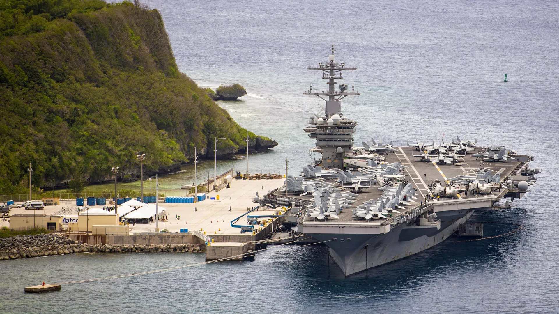 Kapal induk USS Theodore Roosevelt (CVN 71) ditambatkan di sisi dermaga di Pangkalan Angkatan Laut Guam 15 Mei 2020. - Sputnik International, 1920, 22.06.2024