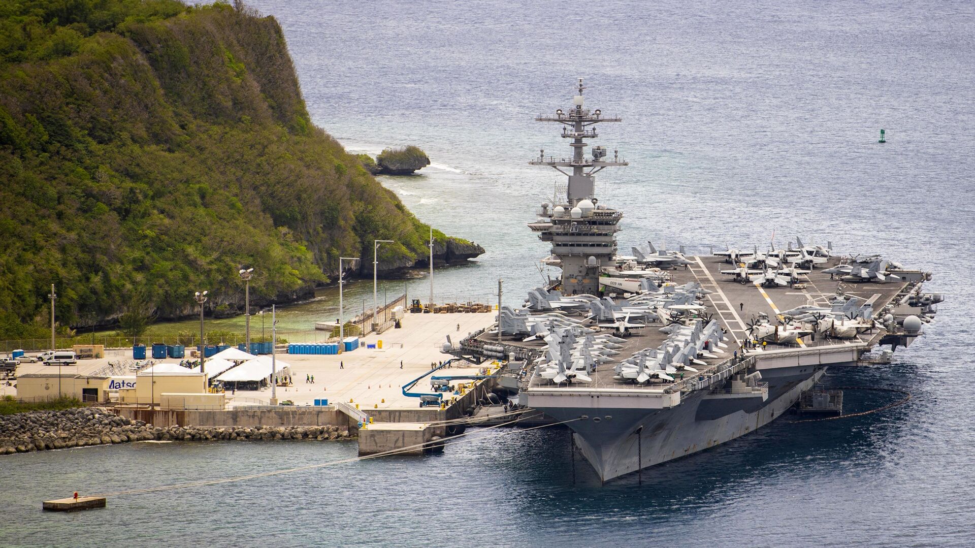 The aircraft carrier USS Theodore Roosevelt (CVN 71) is moored pier side at Naval Base Guam May 15, 2020. Theodore Roosevelt's COVID-negative crew returned from quarantine beginning on April 29 and is making preparations to return to sea to continue their scheduled deployment to the Indo-Pacific. - Sputnik International, 1920, 31.08.2021